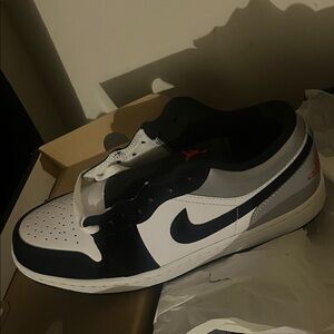 Nike Men's Black and White Low-Top Sneakers